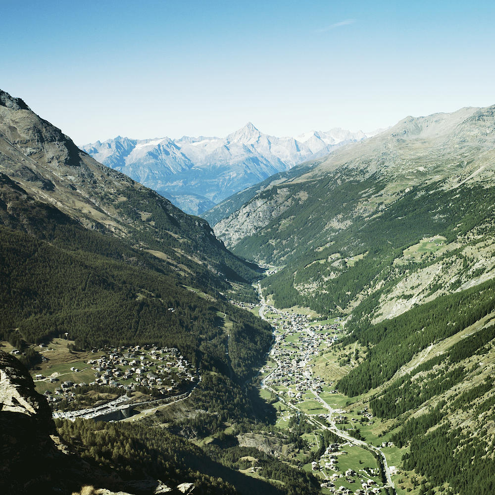 ferienwohnungen apartments atlas saas grund ansicht sommer